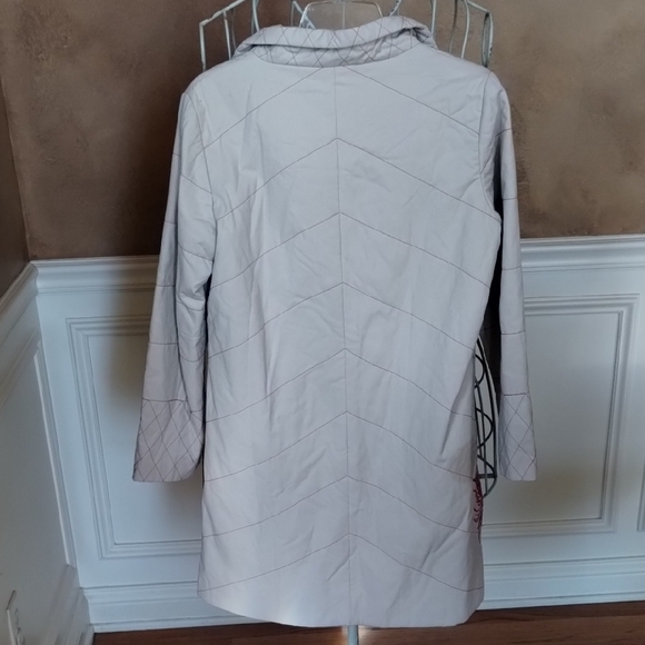 Elegant White Trench Coat with Red Floral Design - Picture 5 of 15